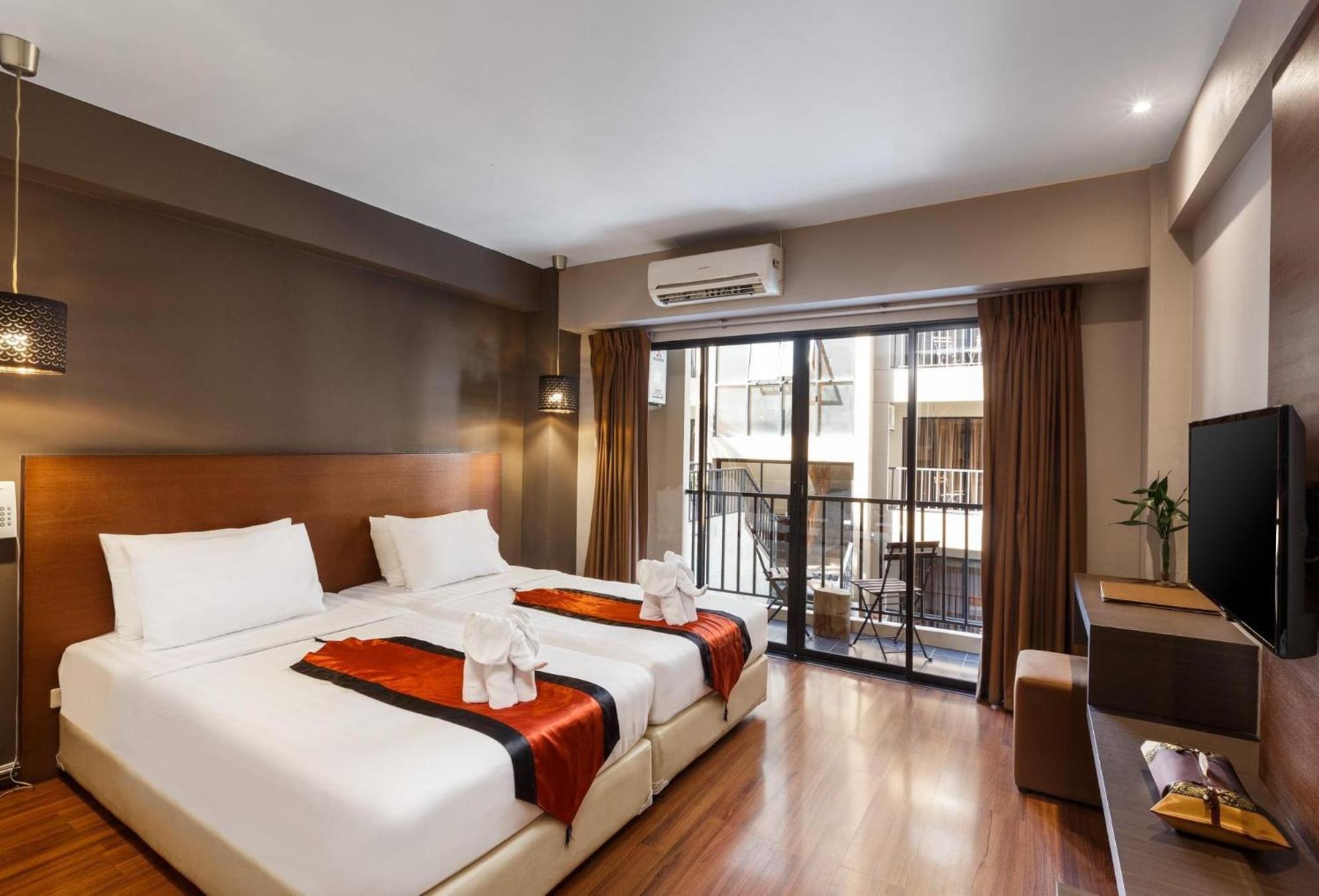 Habitación Superior con vistas a la piscina y servicio de enlace de ida y vuelta con el aeropuerto